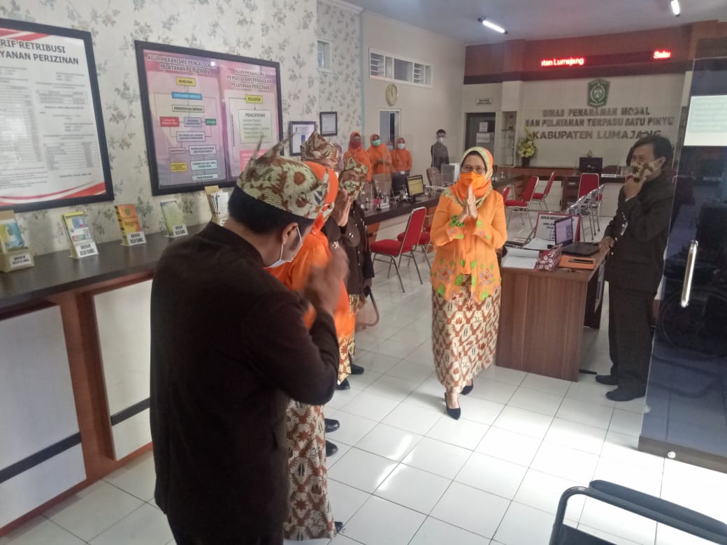 Dengan Pakaian Khas Lumajangan, Wakil Bupati silahturahmi ke DPMPTSP Kabupaten Lumajang