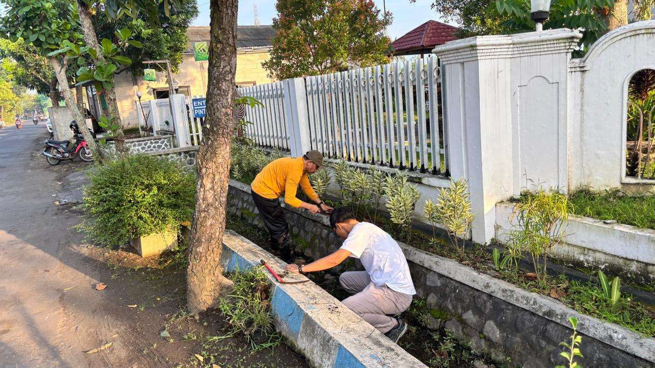 Pegawai DPMPTSP Kabupaten Lumajang melakukan Kerja Bakti dalam rangka Korvei Gerakan Indonesia ASRI (Aman, Sehat, Resik, Indah)